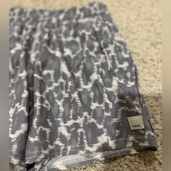 Vuori Dash Short, size small, in opal spots - Picture 5 of 10